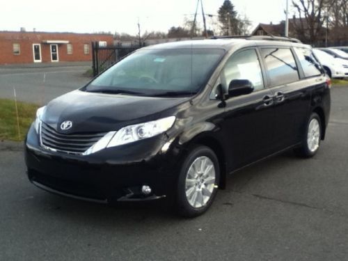 2011 toyota sienna le mini-van - low miles - black - as new