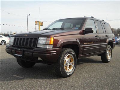 Limited v8 4x4 leather moonroof heated seats 1owner local trade in great deal!