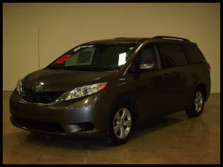 2011 toyota sienna / 7 passanger / 3rd row / power doors / alloys / bluetooth