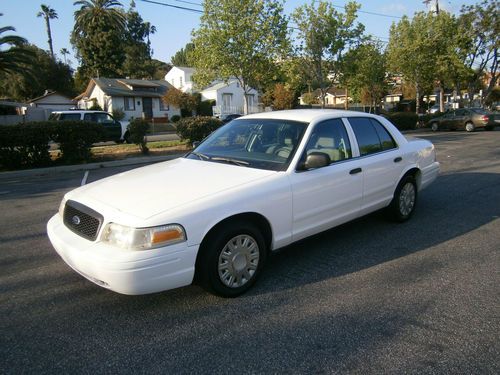 2004 ford crown victoria base sedan 4-door 4.6l very low 37k miles no reserve