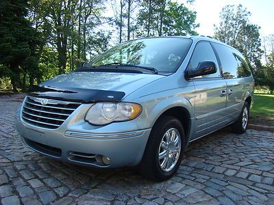 2005 chrysler town &amp; country minivan top of the line limited no reserve !