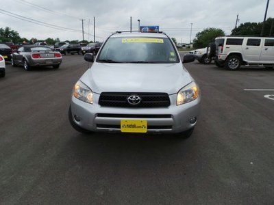 Silver, Keyless Entry, Cruise Control, MP3 Player, Auxiliary Audio Input., image 2