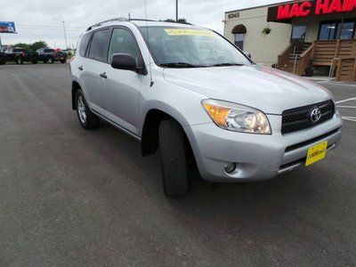 Silver, Keyless Entry, Cruise Control, MP3 Player, Auxiliary Audio Input., image 3