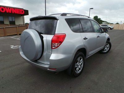 Silver, Keyless Entry, Cruise Control, MP3 Player, Auxiliary Audio Input., image 5