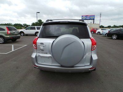 Silver, Keyless Entry, Cruise Control, MP3 Player, Auxiliary Audio Input., image 6