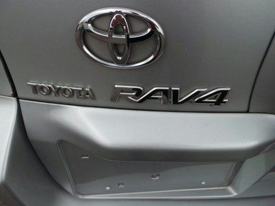 Silver, Keyless Entry, Cruise Control, MP3 Player, Auxiliary Audio Input., image 10