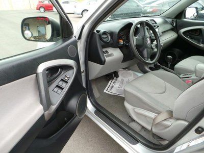 Silver, Keyless Entry, Cruise Control, MP3 Player, Auxiliary Audio Input., image 13