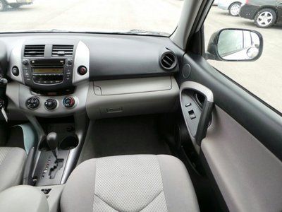 Silver, Keyless Entry, Cruise Control, MP3 Player, Auxiliary Audio Input., image 15