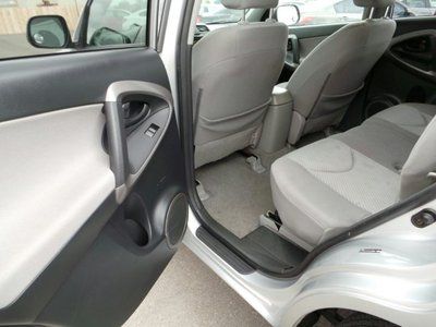 Silver, Keyless Entry, Cruise Control, MP3 Player, Auxiliary Audio Input., image 17