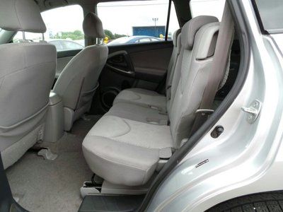 Silver, Keyless Entry, Cruise Control, MP3 Player, Auxiliary Audio Input., image 18