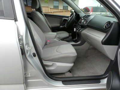 Silver, Keyless Entry, Cruise Control, MP3 Player, Auxiliary Audio Input., image 19