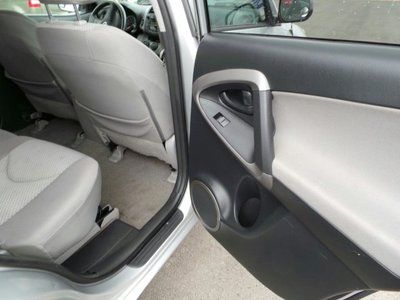 Silver, Keyless Entry, Cruise Control, MP3 Player, Auxiliary Audio Input., image 20