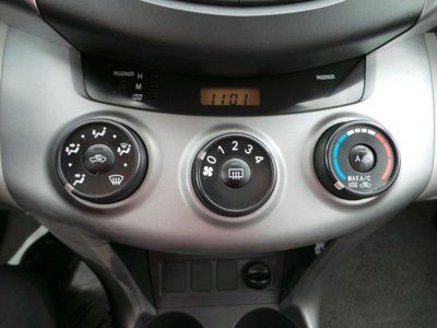 Silver, Keyless Entry, Cruise Control, MP3 Player, Auxiliary Audio Input., image 26