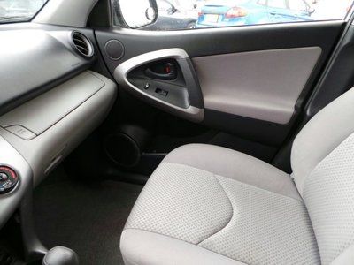 Silver, Keyless Entry, Cruise Control, MP3 Player, Auxiliary Audio Input., image 30