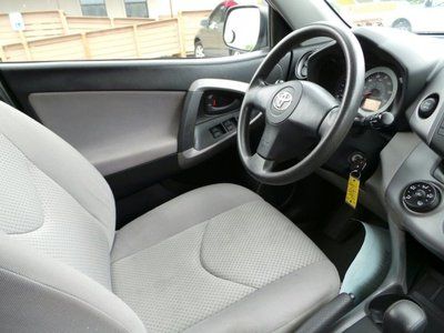 Silver, Keyless Entry, Cruise Control, MP3 Player, Auxiliary Audio Input., image 34