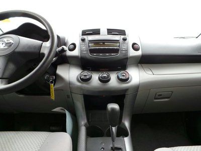 Silver, Keyless Entry, Cruise Control, MP3 Player, Auxiliary Audio Input., image 35