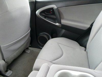 Silver, Keyless Entry, Cruise Control, MP3 Player, Auxiliary Audio Input., image 37