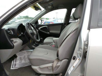 Silver, Keyless Entry, Cruise Control, MP3 Player, Auxiliary Audio Input., image 43