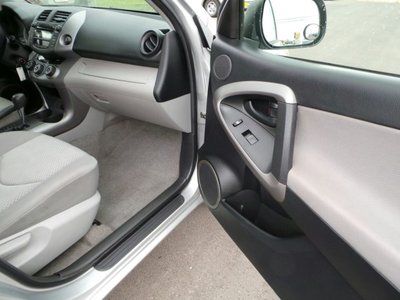 Silver, Keyless Entry, Cruise Control, MP3 Player, Auxiliary Audio Input., image 44