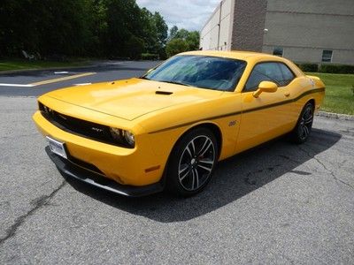 Srt8 392 6.4l leather navigation 6 spd manual trans w/ pistol grip harmon kardon