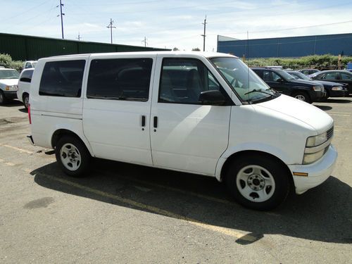 2003 chevrolet astro van awd- cracked windshield