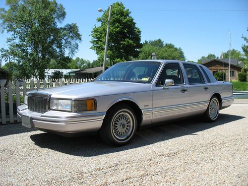 1991 lincoln town car signature series sedan