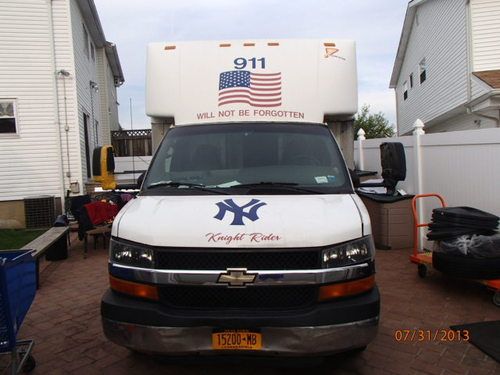 2005 chevrolet express 3500 base cutaway van 2-door 6.0l white delivery truck