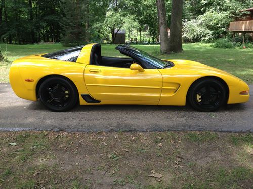 2001 chevrolet corvette coupe hatchback 2-door 5.7l yellow excellent condition!!