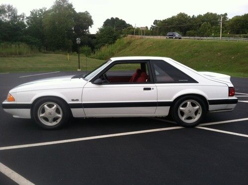 1987 ford mustang 5.0 hatchback - white - 5spd - unmolested - rust free !!!
