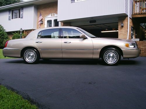 Lincoln town car/executive series/super clean/low miles/possible harley trades