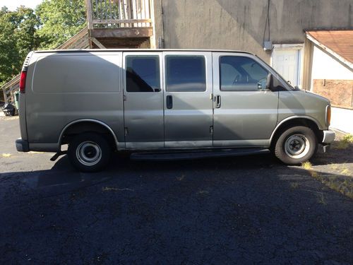 2002 chevrolet express 1500 base standard cargo van 3-door 4.3l-no reserve!!!