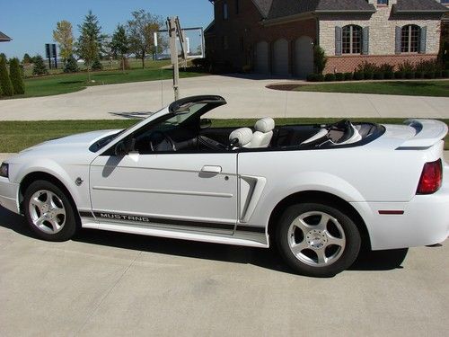 2004 ford mustang convertible premium model 38,xxx miles ec, triple white