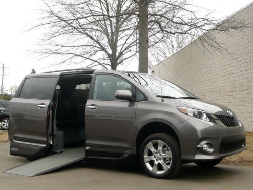Vmi handicap wheelchair access side ramp mobility northstar se nav dvd like new