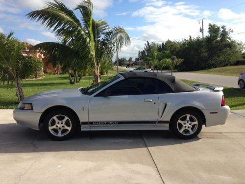 2002 ford mustang convertible 2-door 3.8l 2 owners 55k miles. great condition