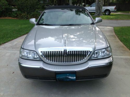 04 lincoln town car ultimate sedan excellent condition garage kept clean 1 owner