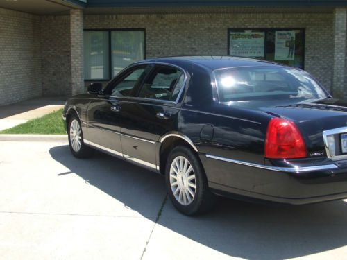 2004 LINCOLN TOWN CAR SIGNATURE SERIES, image 2
