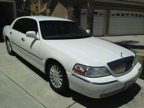 2003 white lincoln town car signature series