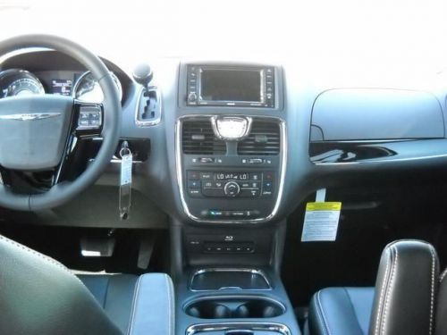 2014 chrysler town & country s