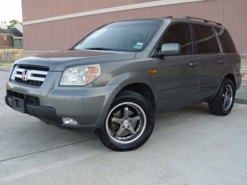Navi. back up camera sun roof leather heated seats 2wd 18&#034; wheels clean carfax