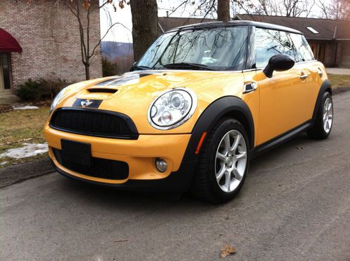 2009 mini cooper s 6-sp* mellow yellow sport pkg. cold pkg.hifi sound bluetooth