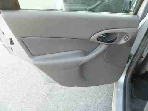 FORD FOCUS SE GREAT COND GAS SAVER NO RESERVE, image 12