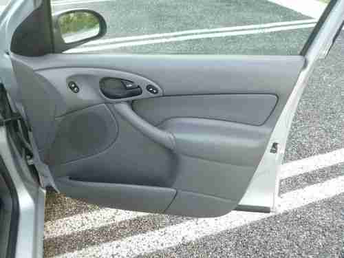 FORD FOCUS SE GREAT COND GAS SAVER NO RESERVE, image 18
