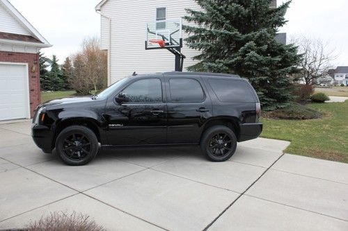 2010 gmc yukon denali -black on black, tons of extras!!  low miles!