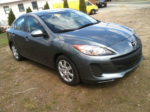 2012 mazda 3 i sedan 4-door 2.0l only 13k miles no reserve the car must go !!