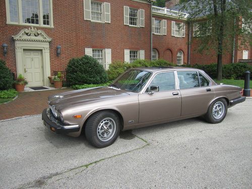 Beautiful 1986 xj6 vanden plas collector car 21,300 original miles; 2 owners