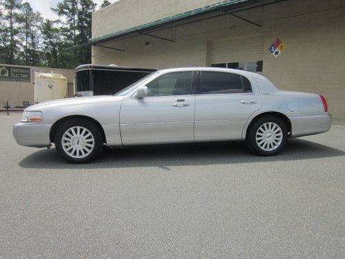 Fully Loaded Signature Series Town Car Sedan w Wood Grain Steering Wheel LOOK!!!, US $6,500.00, image 2