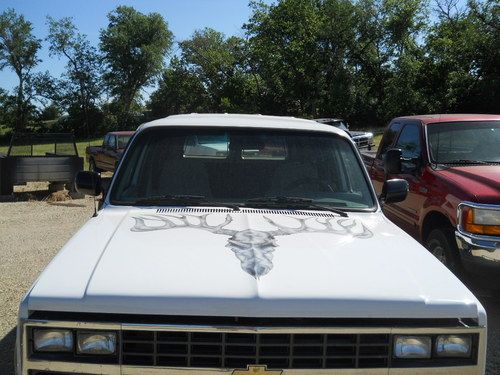 1991 Chevrolet V2500 Suburban Silverado Sport Utility 4-Door 5.7L, image 2