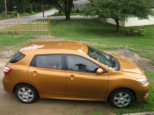 2009 toyota matrix base wagon 4-door 1.8l with low miles