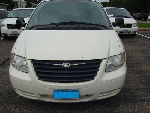 2007 chrysler town &amp; country - white