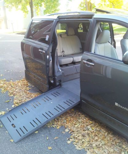 VERY LOW MILES 2011 TOYOTA SIENNA XLE/LIMITED HANDICAP WHEELCHAIR ACCESSIBLE, image 2